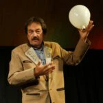 Blaikner demonstriert die Wirtschaftswelt anhand von Luftballon und Mozartkugel.