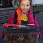 Julia kommt mit Schildkröte