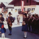 "Kommt der Papa mit der Kapelle, ist die Gudrun sofort zur Stelle", hat der Vater zu diesem Bild im Fotoalbum notiert.