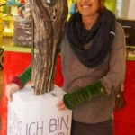 Elke mit ihren Werken aus Schwammholz