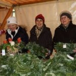 Cilli Affenzeller, Marietta Linzmayer und Liesl Fröhlich verkauften rund 200 Kränze
