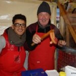 Würstelchef Hermann Mayrhofer mit Assistent