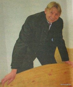 Bgm. Hermann Kaufmann hilft die Betten zusammen zu bauen.