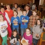 Roswitha Hörl-Gaßner (l., Leiterin kfb), ihr Team und die Schüler