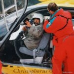 Auch im Hubschrauber macht sie gute Figur