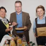 Kapellmeister Hans Riedlsperger und Gattin Monika testen Schmankerl vom Eva Rainers Dorfladen
