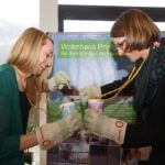 Daniela Neumayer (Sale) und Sabrina Obermoser (Stadtmarketing) testen ihr Gleichgewicht