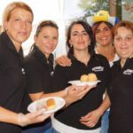 Die Ladies von Kud Zumbuli verkaufen ihre Spezialitäten