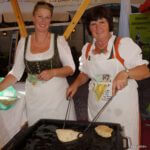 Die Bäuerinnen Kathi Heugenhauser und Kathi Pichl-Steiner machen Baldl.