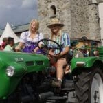 Sabrina Neumayr hat einen Traktorführerschein, Martina Silberberger darf nur mitfahren