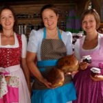 Die Bäuerinnen Isabella Dick, Yvonne Hasenauer und Eva Köhlbichler mit ihren Produkten