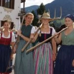 Susanne Gapp, Elsa Tholo, Barbara Vogelreiter und Sabrina Neumayr beim Heuen