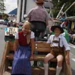 Amelie Gruber und Daniel Eder bei der Oldtimer Parade