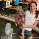 Meerjungfrau Sabrina Pfeffer und Sohn Jannick tummeln sich natürlich im Wasser, ihrem Element!