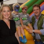 Fun in der Kinderecke: Matthias und Anita Neumyr mit Julian und Matthias jun.