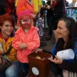 Laura und ihre Mama Isabella kaufen Lose bei Marina