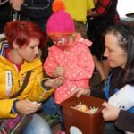 Laura würde gerne alle nehmen, und schaut gespannt was drin steht