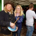 Erika Hörl mit ihrem Bruder. Die Tupperlady hat extra eine Benefiz-Tupperparty veranstaltet.