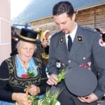 Roland Herbst, Chef der Ortsstelle St. Martin bekommt eine Erntedanksträußerl von den Maria Leitinger