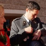 Mit dem Befestigen an der Uniform "feigelts" ein bissl