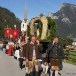 Festlicher Umzug durch den Ort mit der Erntekrone