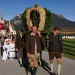 Festlicher Umzug durch den Ort mit der Erntekrone