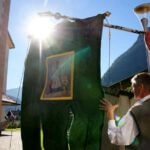Die Fahnen wieder heil in die Kirche zu bringen erfordert Kraft und Fingerspitzengefühl