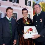 Die Kameraden spendieren den Trachtenfrauen einen Kuchen, weil sie deren Nominierung zur Cold Water Challenge nicht nachgekommen sind