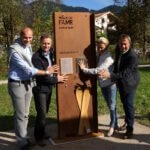 Posieren an der Säule von Marlies Schild