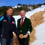 Bergbahnenchef Toni Schwabl mit LH Wilfried Haslauer bei der Öffnung des Schneedepots