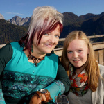 Zuhal Soyhan und Gerlinde Kaltenbrunner lächeln vor bergiger Kulisse.