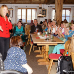 Zuhal Soyhan spricht inspirierend vor einem applaudierenden Publikum in einem gemütlichen Lokal.