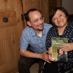 Zuhal Soyhan präsentiert ihr Buch „Ungebrochen“ und wird von einem Unterstützer geleitet.