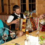 Musiker spielen in einer gemütlichen Lokalität, regionale Kultur und Geselligkeit erleben.