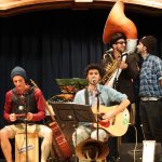 Happy Hoagascht & die Hofa Buam während eines Auftritts im Theater Lofer.