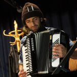 Musiker mit einem Akkordeon auf der Bühne während eines Auftritts in Lofer.