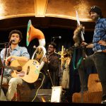 Musiker der Boygroup Happy Hoagascht im Theater Lofer mit Gitarre und unnötigen Requisiten.