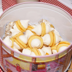 Kekse in einer dekorativen Dose, ideal für die Suche nach der Kekserlkönigin.