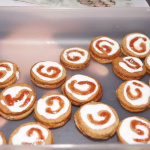 Köstliche Kekse mit einer cremigen, spiraligen Füllung auf einem Blech.