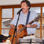 Kabarettist Peter Blaikner spielt Gitarre und unterhält Bäuerinnen im Gasthof Schörhof.