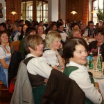 Fröhliche Bäuerinnen im Gasthof Schörhof während des Kabarettauftritts von Peter Blaikner.