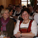 Lächelnde Bäuerinnen genießen den Auftritt von Peter Blaikner im Gasthof Schörhof.