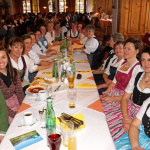Bäuerinnen beim Jahrtag mit Peter Blaikner, fröhlich und in traditioneller Kleidung.