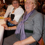 Lächelnde Bäuerinnen beim Jahrtag im Gasthof Schörhof, fröhliche Stimmung und Geselligkeit.