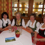 Fünf Bäuerinnen in traditioneller Tracht beim Jahrtag im Gasthof Schörhof.