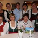 Bäuerinnen beim Jahrtag mit Peter Blaikner im Gasthof Schörhof in Saalfelden.