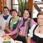 Lächelnde Bäuerinnen im Gasthof Schörhof während einer humorvollen Veranstaltung.