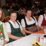 Lustige Bäuerinnen im Gasthof Schörhof während des Programms von Peter Blaikner.