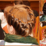 Traditionelle Frisuren von Bäuerinnen beim Jahrtag in Saalfelden. Humorvolle Stimmung.