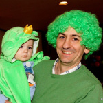 Mann mit grünem Haar und Kind im Froschkostüm beim Kinderfasching in Saalfelden.